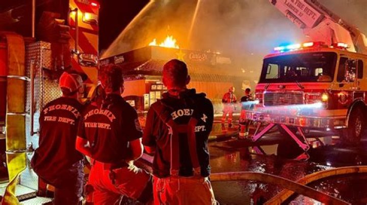 4 employees, 1 customer safe after fire breaks out at north Phoenix Carl's Jr.-Green Burrito restaurant