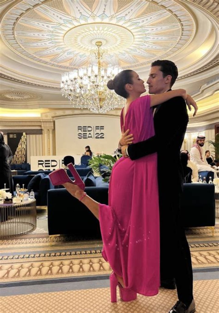 Álex González Wife: Is He Married To María Pedraza?