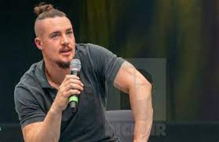 Alexander Dreymon Wiki, Bio, Age, Height, Career, Parents, Wife, Net Worth
