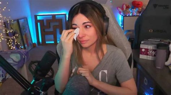 Alinity bursts into tears and apologizes after Twitch backlash over calling waiter 