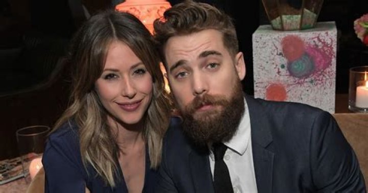 Amanda Crew Has Been Dating Her Boyfriend Dustin Since 2010