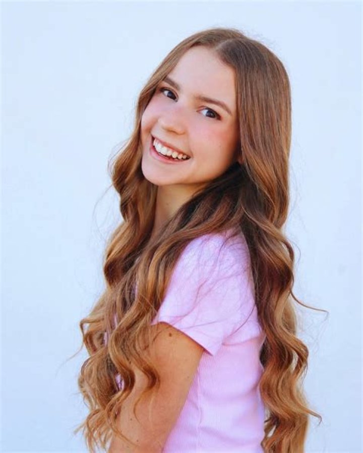 Anna McNulty - Bio, Age, Career, Net Worth, Height, Facts