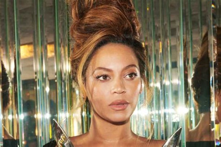 BEYONCE DUETS WITH DAUGHTER BLUE IVY AT PRIVATE CONCERT IN DUBAI