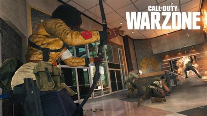Bizarre Combat Bow glitch in Warzone literally breaks cameras & walls