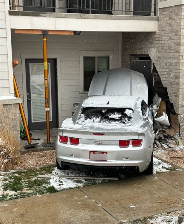 Car crashes into West Haven apartment building, no injuries reported