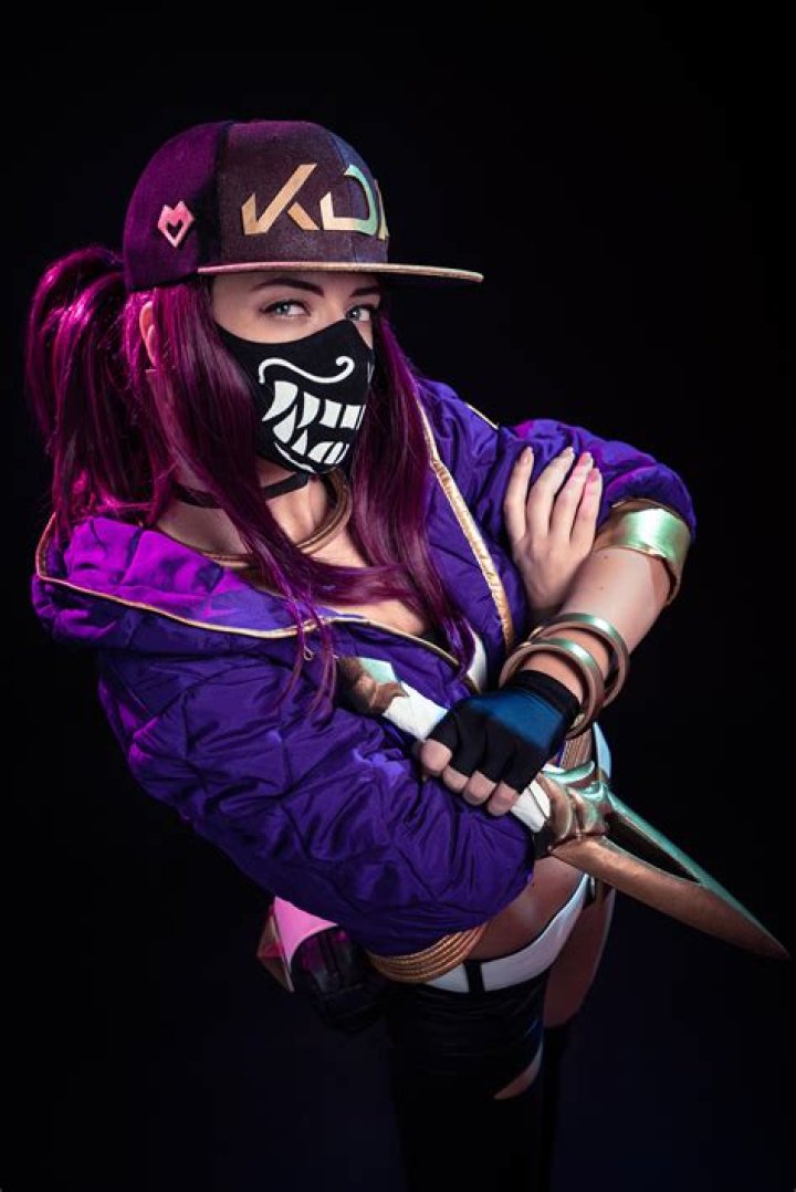 Cosplayer turns heads with impressive K/DA Akali cosplay
