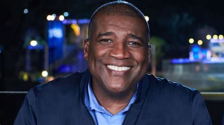Curt Menefee Bio, Age, Height, Wife, Salary, Net worth, NFL
