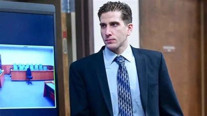 Defense grills experts on knife sheath DNA match