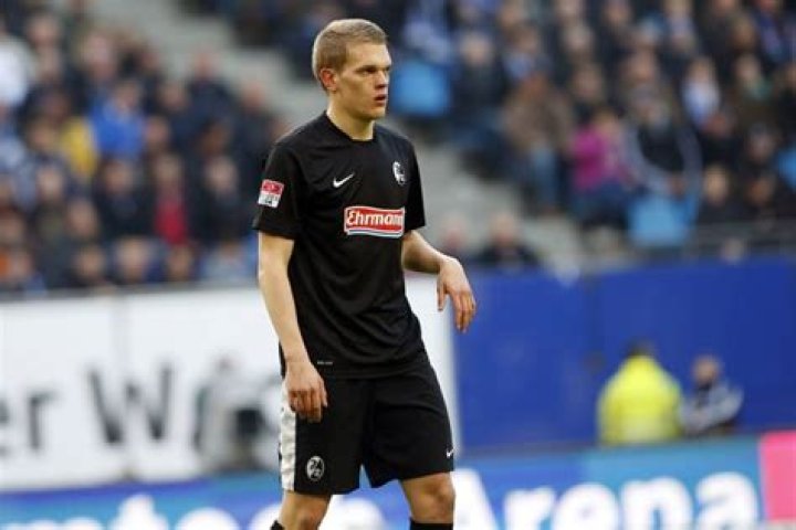 Die Leuchtfackel - Freiburgs Matthias Ginter vor dem… – 11FREUNDE