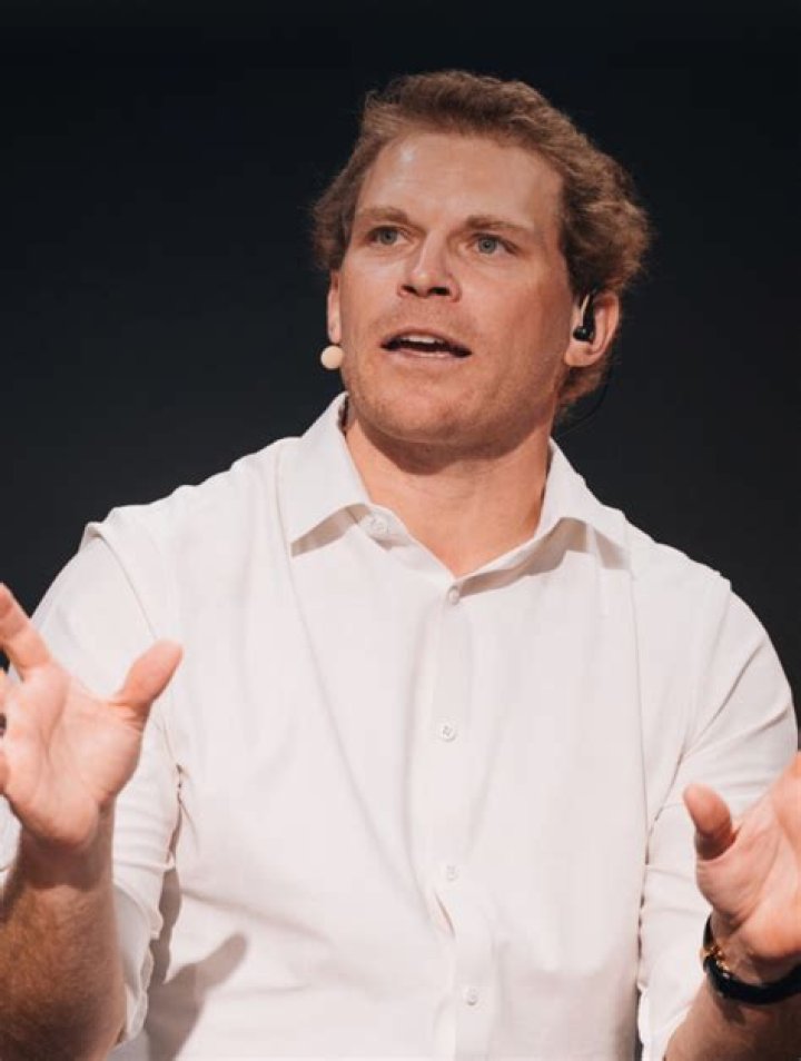 Dr. Julian Hosp Vermögen