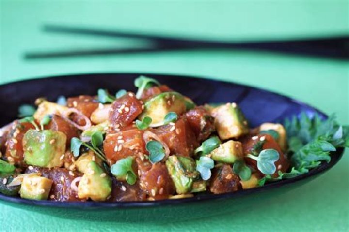 Easy 10-minute spicy tuna and avocado bowl - recipe