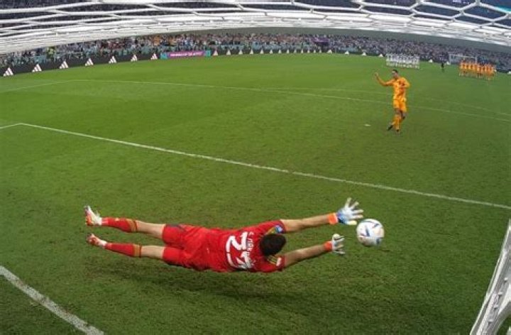 Emiliano Martínez comments on Virgil van Dijk and Aurélien Tchouaméni’s penalties