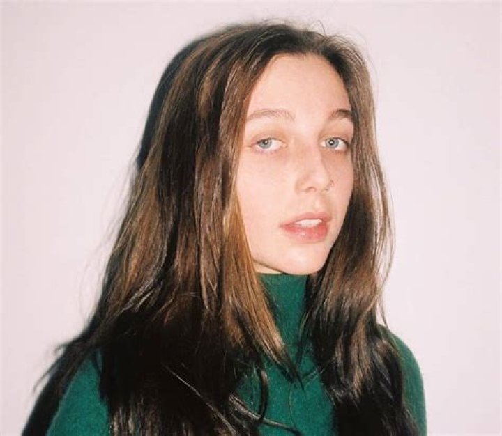 Emma Chamberlain - Bio, Age, Height, Single, Nationality, Body Measurement, Career