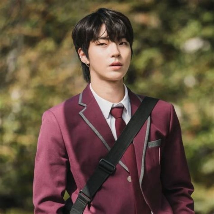 Exploring Hwang In Yeop's Life: Who Is His Wife?