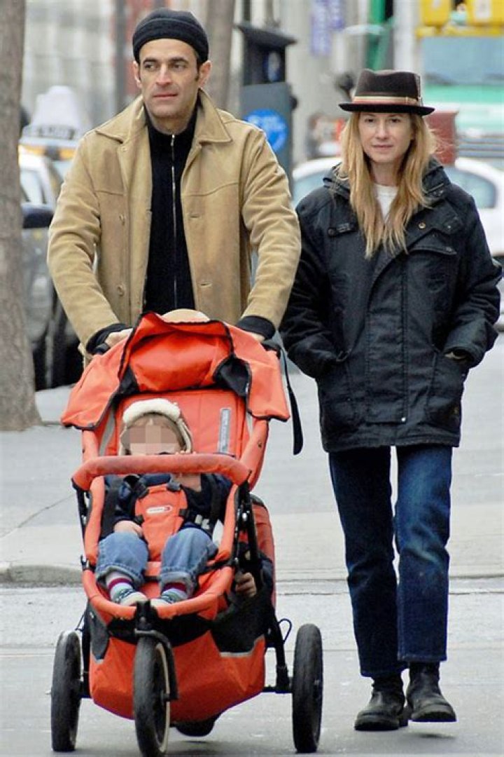 Exploring The Gordon MacDonald And Holly Hunter Age Difference