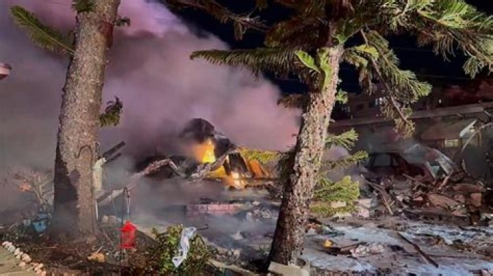 
Florida News |	3 killed as a small plane crashes into a Florida mobile home	
