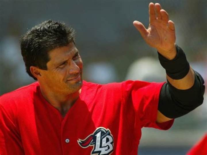 	Former big-league slugger Jose Canseco shoots middle finger off his hand	