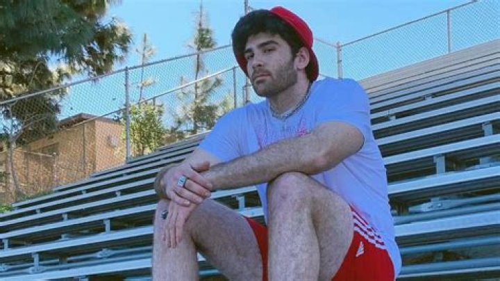 Hasan pokes fun at his controversial 