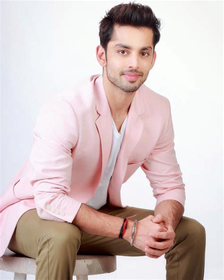 Himansh Kohli - Bio, Age, Net Worth, Height, Single, Nationality, Body Measurement, Career