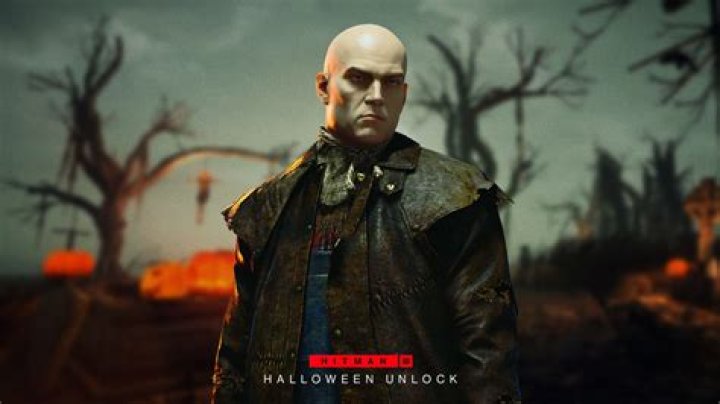 Hitman 3 adds the banana to its weapon loadout