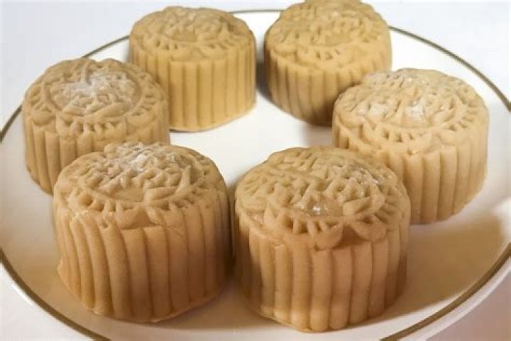 Hong Kong master chef shows how to make mooncakes with traditional white lotus paste filling