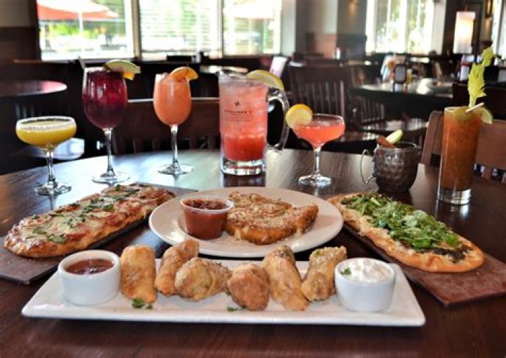 	HOULIHAN’S OFFERS FUN SETTING, MEDIOCRE FOOD	