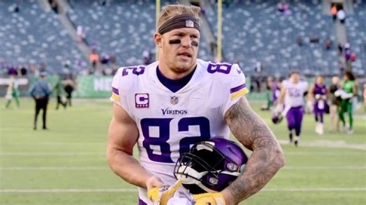 How much did retired former Vikings TE earn in the NFL?
