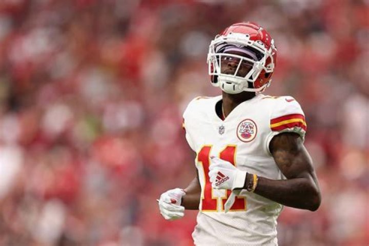 How much does Chiefs WR earn in Kansas City?