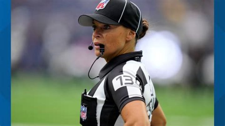 How much does the NFL female referee make?