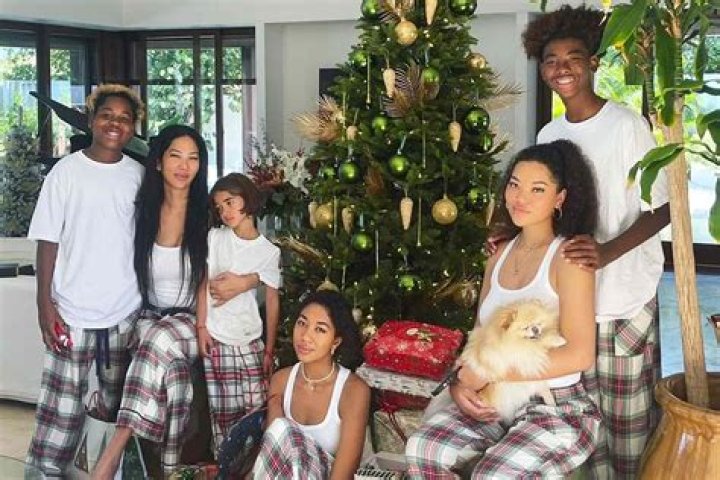 KIMORA LEE SIMMONS AND KIDS POSE IN NEW HOLIDAY PHOTOS