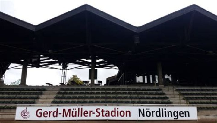 Kleines dickes Stadion - Nördlingen ehrt Gerd Müller – 11FREUNDE
