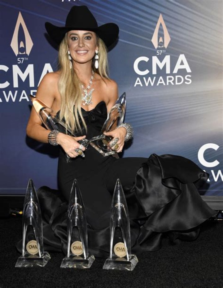 Lainey Wilson wins 5 awards, including entertainer of the year