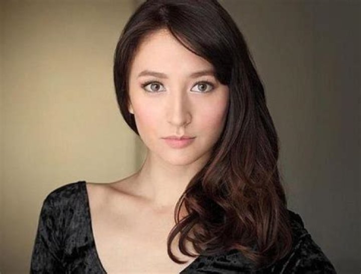 Leah Dizon Biography