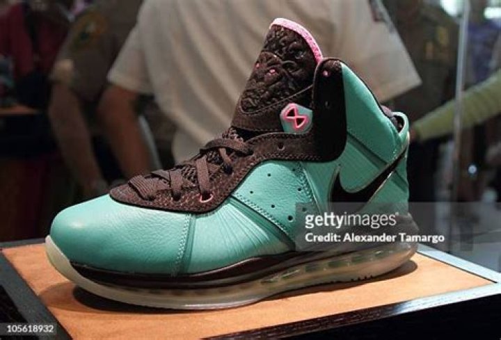 	LeBron debuts new shoe Saturday at Dadeland Mall	