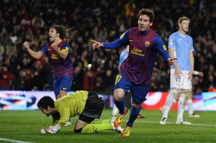 Lionel Messi scores two long range goals for Barcelona in 4-1 win vs. Huesca