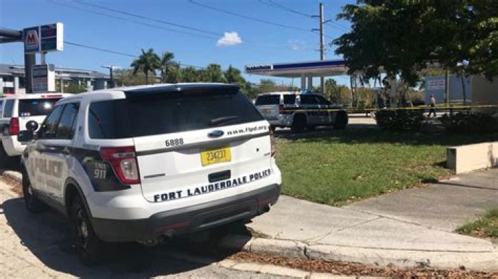 	Man’s body found behind Fort Lauderdale gas station	