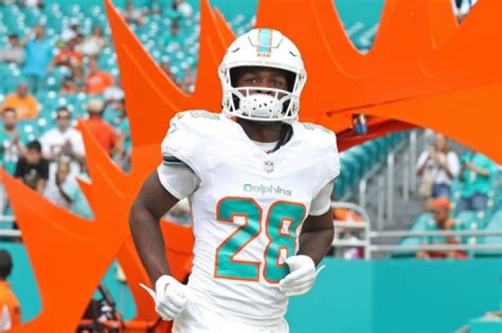 
Miami Dolphins |	Dolphins’ De’Von Achane injures knee in first game back from IR; Tyreek Hill has scare but returns in win vs. Raiders	