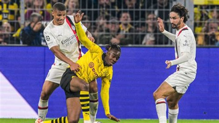 Milan Rouge – 11FREUNDE