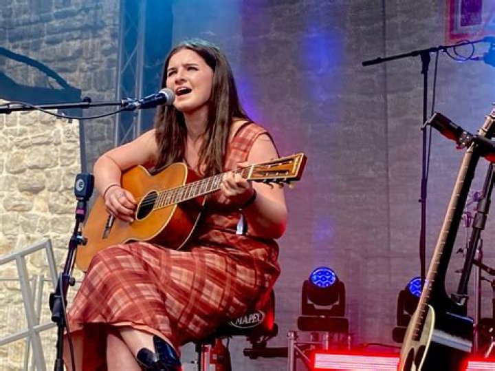 Muireann Bradley Wikipedia, Age: Guitarist And Singer Tour Details