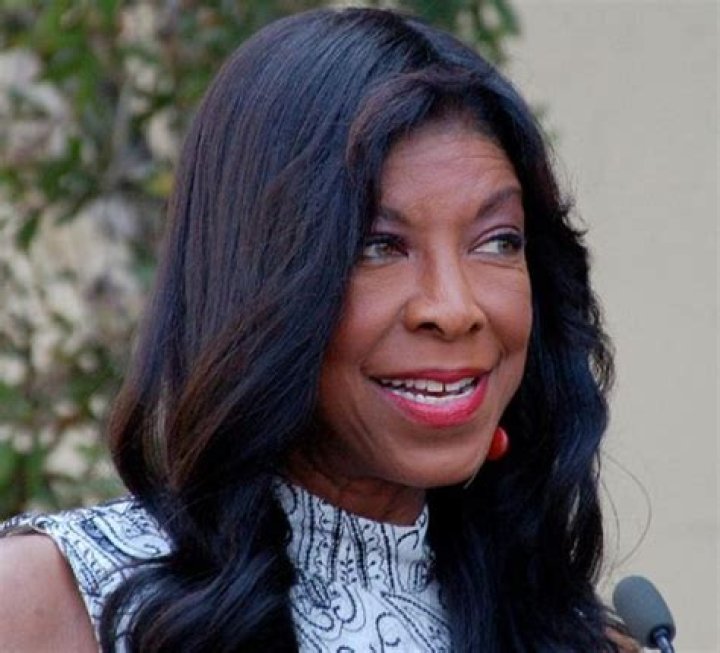 Natalie Cole - Bio, Net Worth, Height