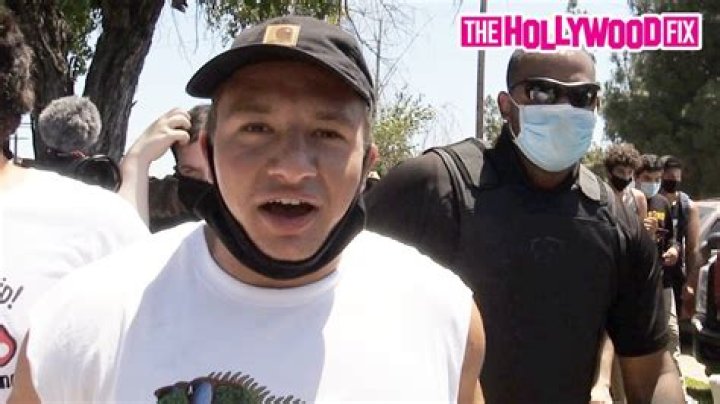NELK boys' Stevewilldoit & Bradley Martyn stage “gym protest” in LA