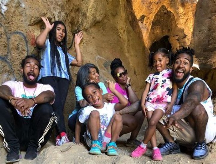 OMARION AND BROTHER O’RYAN TAKE THEIR KIDS HIKING