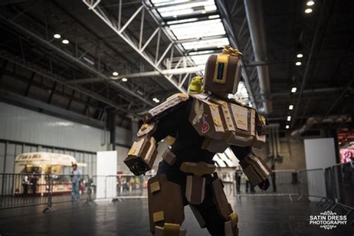 Overwatch fan shows off stylish Bastion cosplay