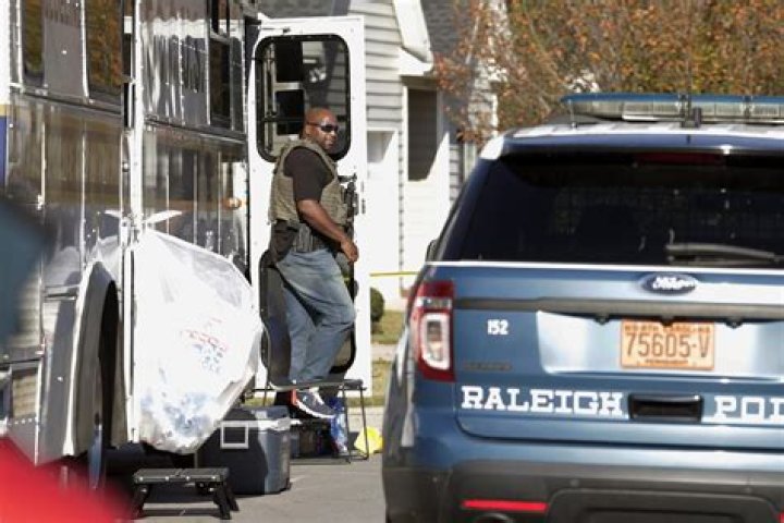 	POLICE OFFICER GOES ON RAMPAGE, KILLS FIVE NEIGHBORS, HIMSELF	
