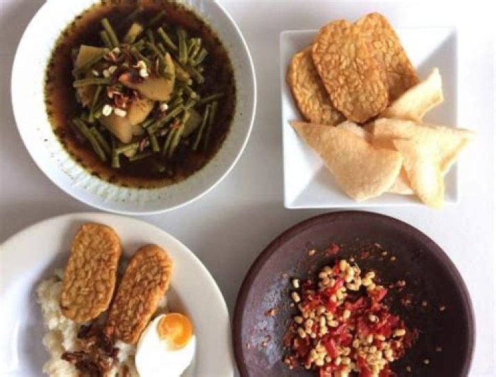 Resep Rawon Empal Gurih, Sajikan dengan Sambal dan Kerupuk Udang