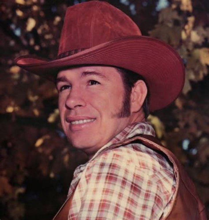 	RICKY VAN SHELTON ATOP ‘THE HAT ACTS’	