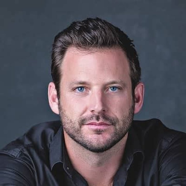 Robert Parks-Valletta -Bio, Career, Single, Net Worth, Height, Facts