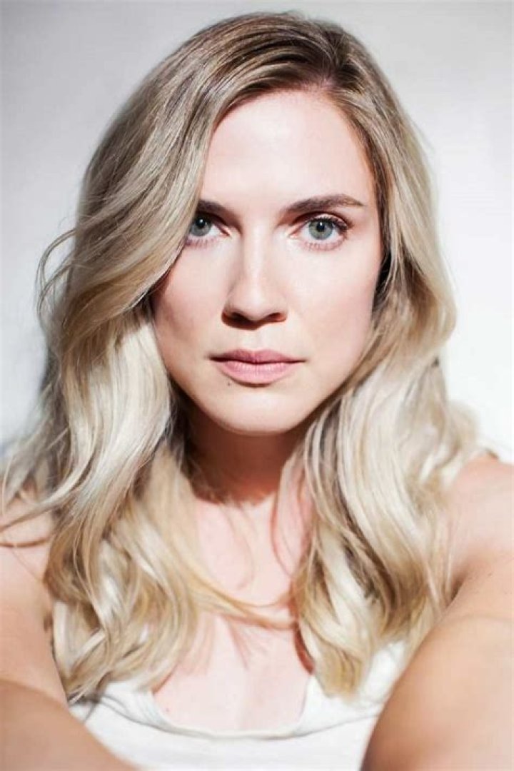  Sara Canning - Bio, Age, Net Worth, Height, Single, Nationality, Career