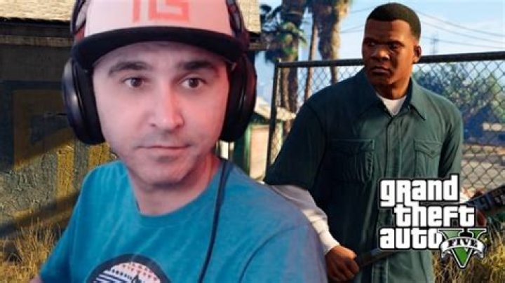 Summit1g gets warm welcome back to GTA RP in baseball bat attack