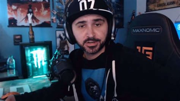 Summit1g shocked as window is smashed live on stream